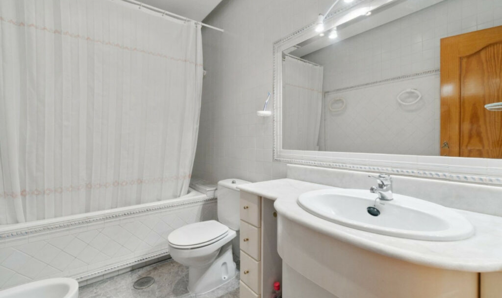 Resale - House -
La Veleta