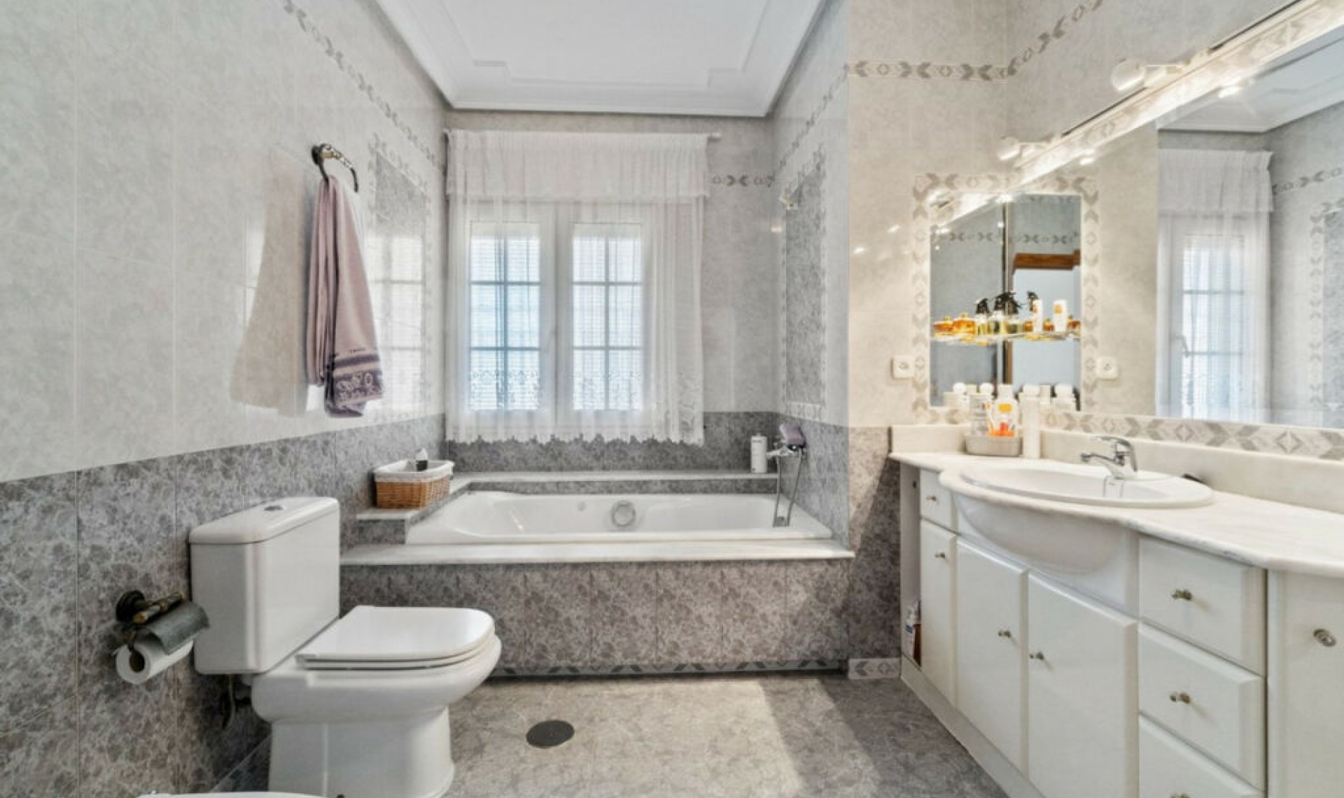 Resale - House -
La Veleta