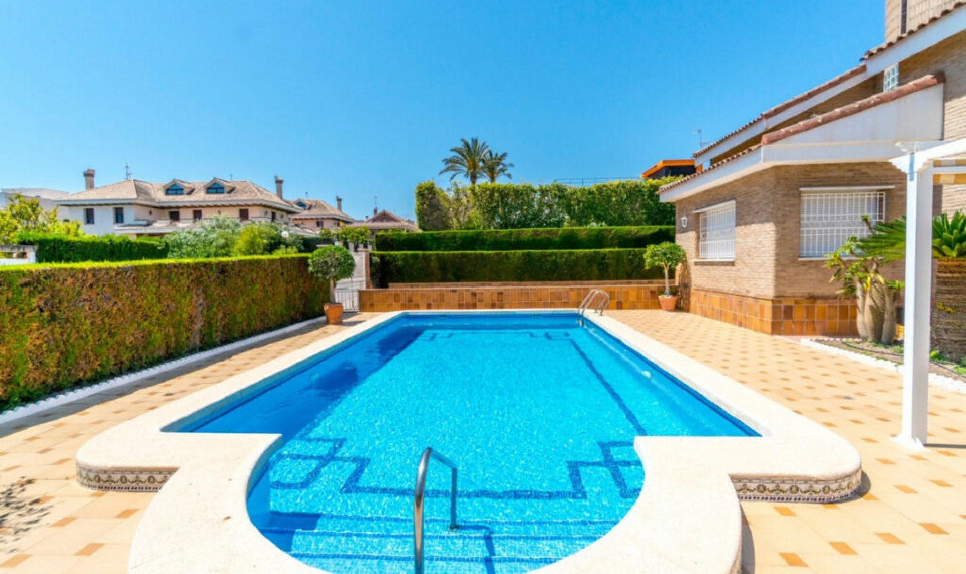 Resale - House -
La Veleta