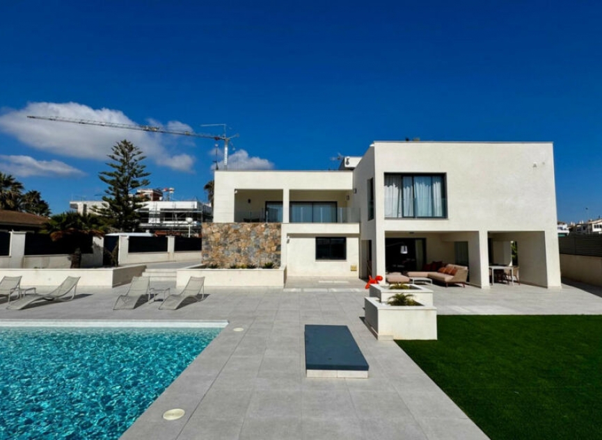 Resale - House -
La Veleta