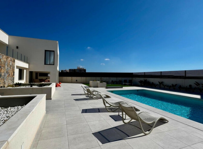 Resale - House -
La Veleta