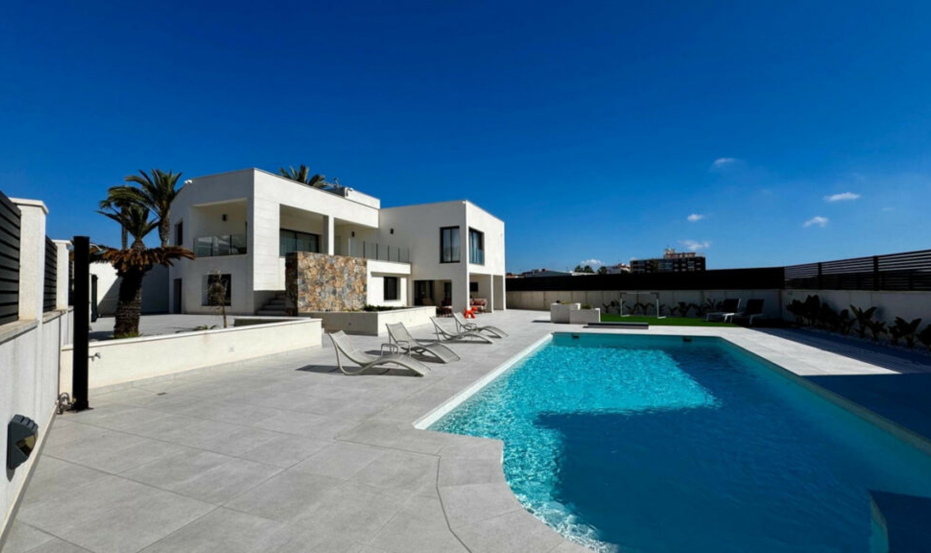 Resale - House -
La Veleta