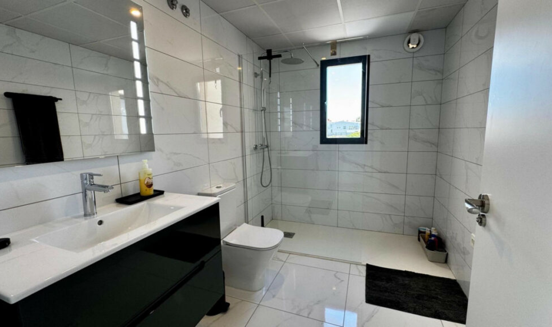 Resale - House -
La Veleta