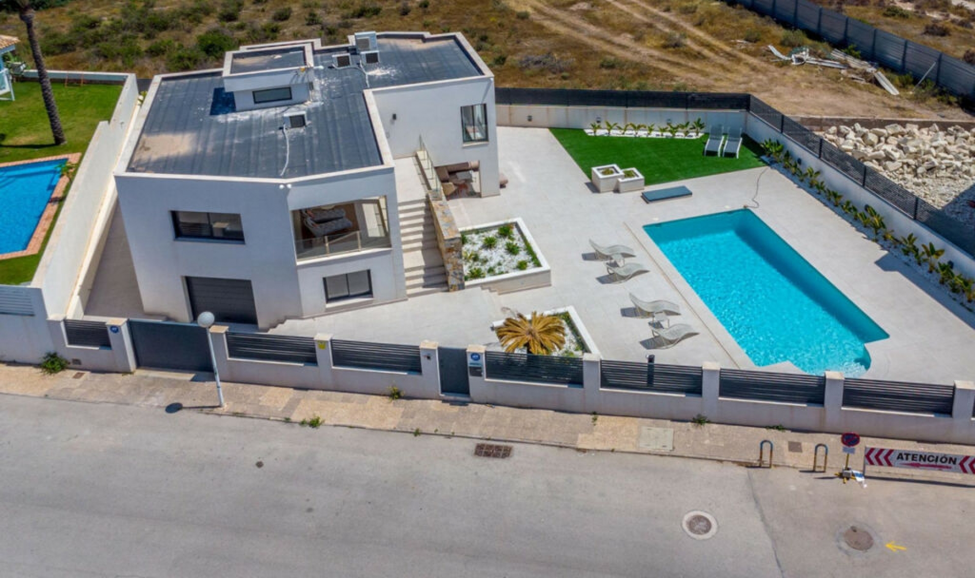 Resale - House -
La Veleta