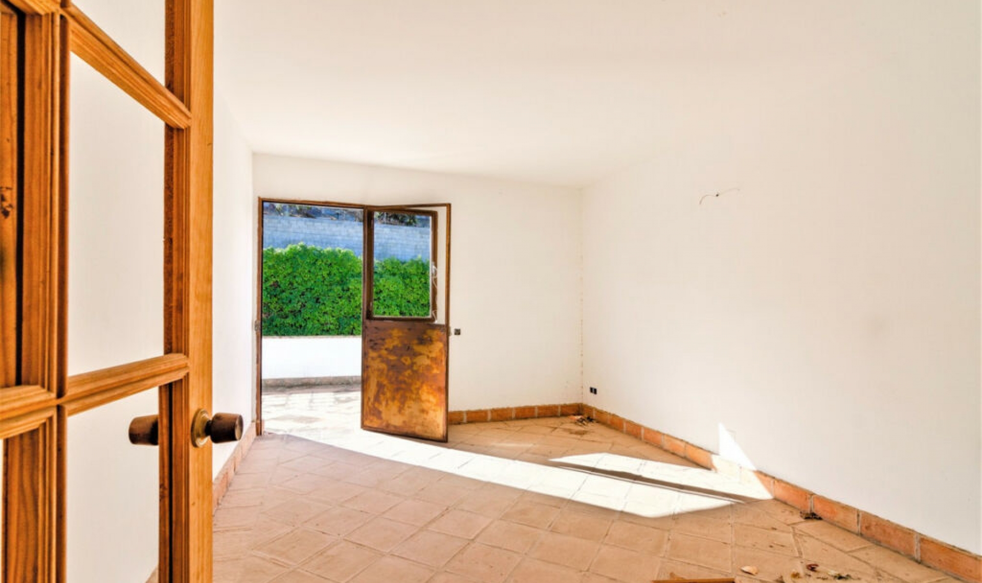 Resale - House -
La Viñuela