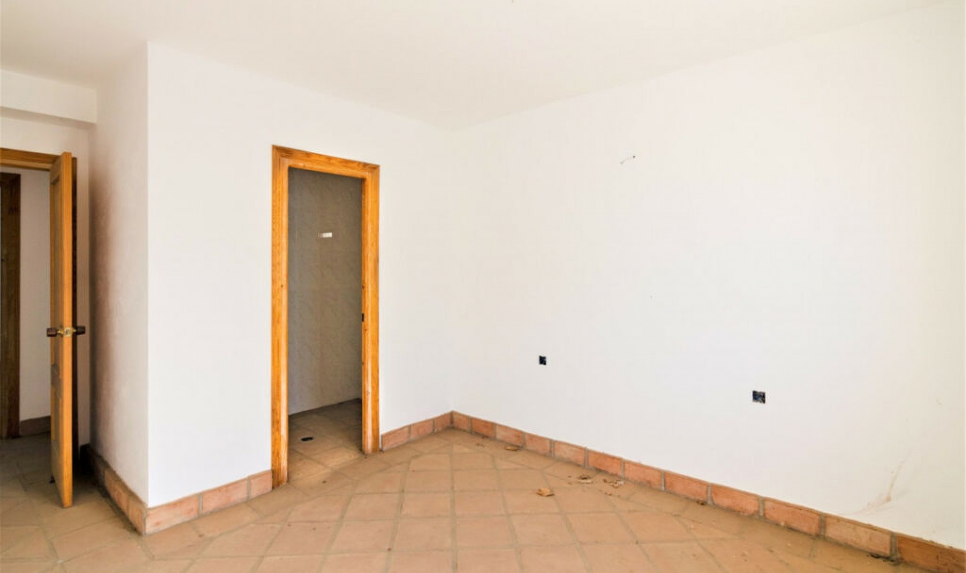 Resale - House -
La Viñuela