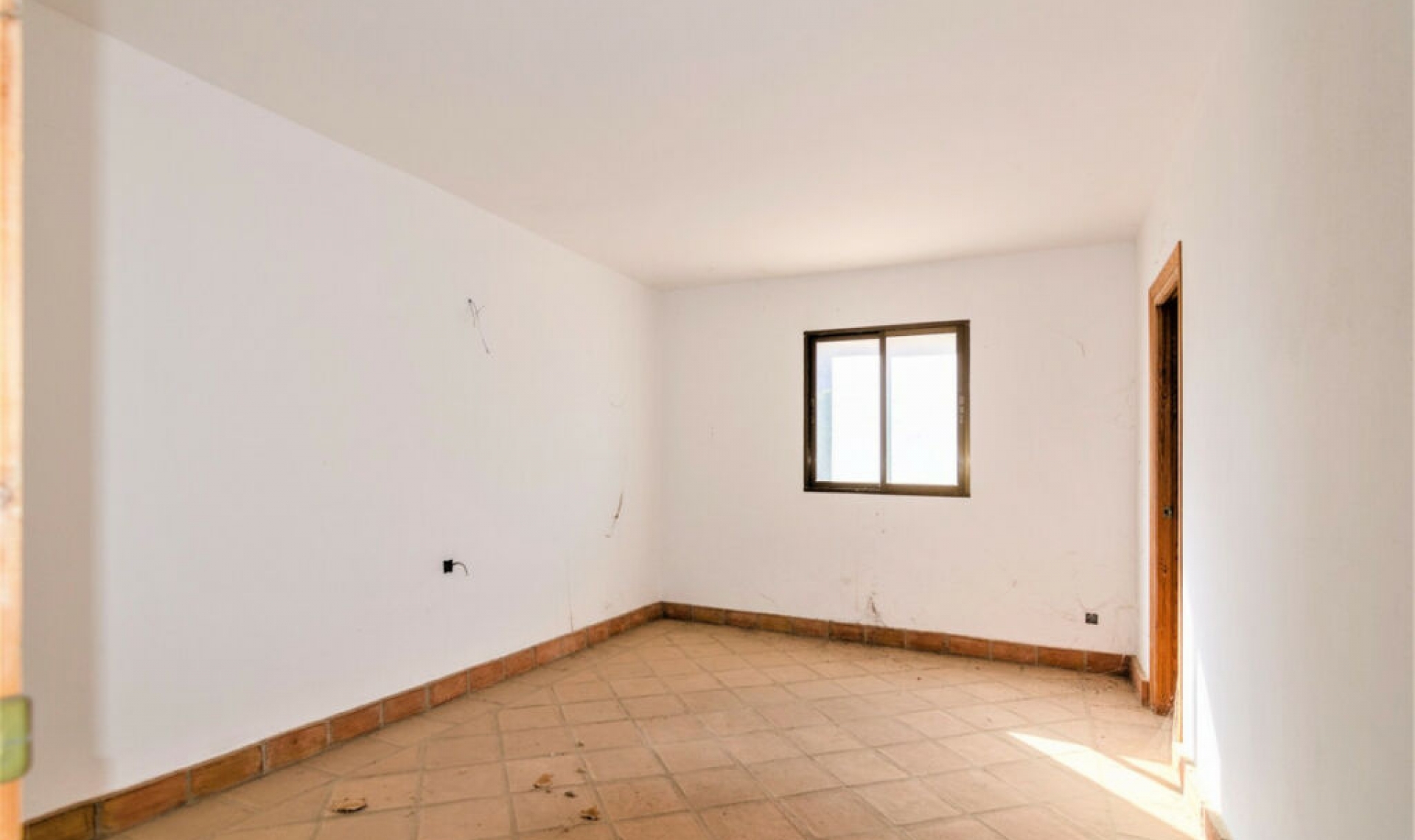 Resale - House -
La Viñuela