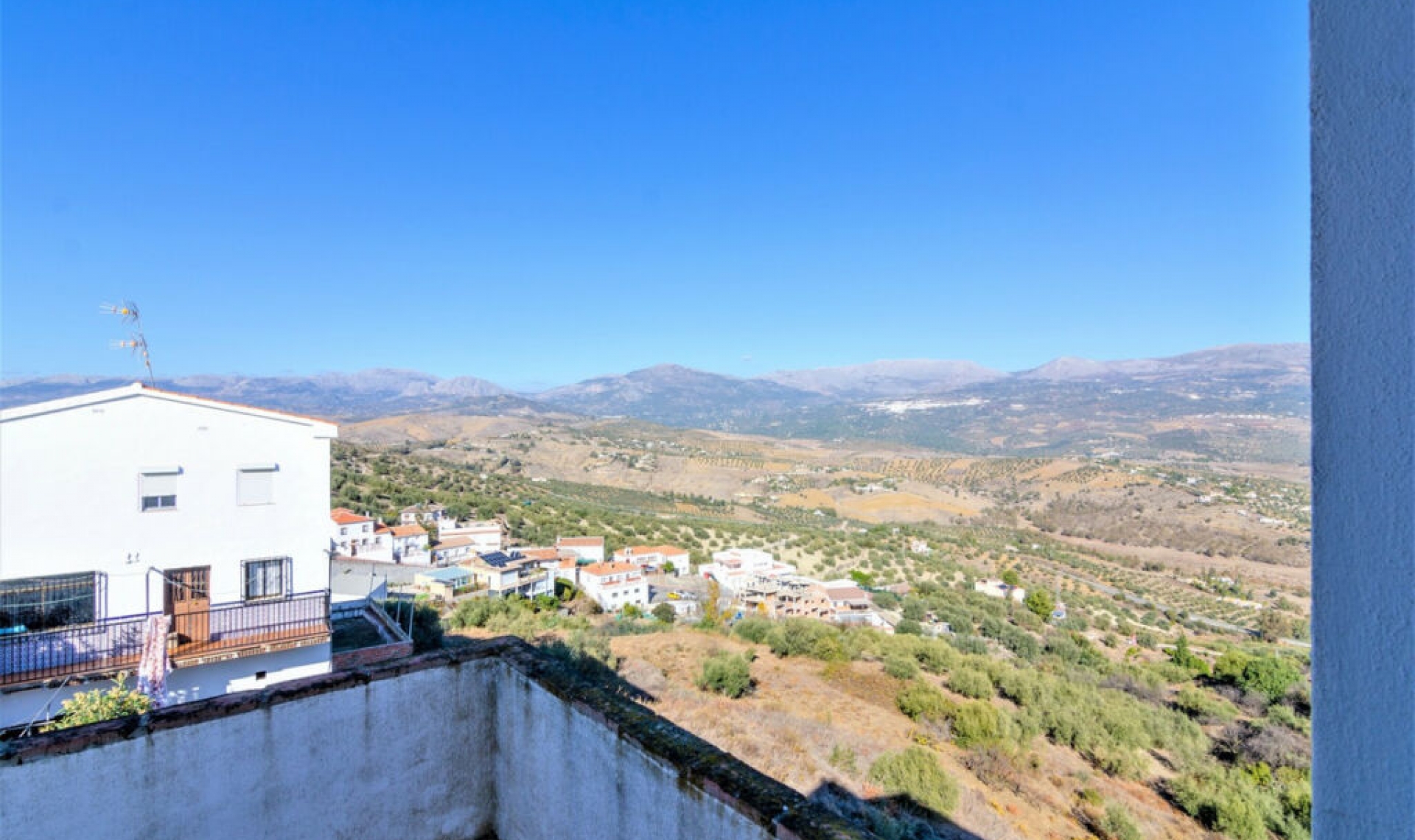 Resale - House -
La Viñuela