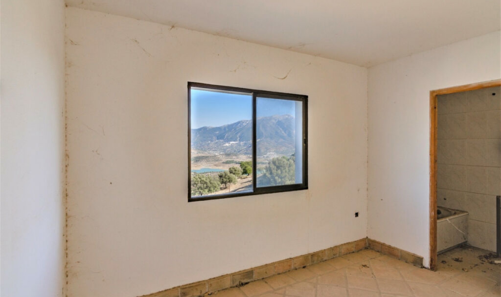 Resale - House -
La Viñuela