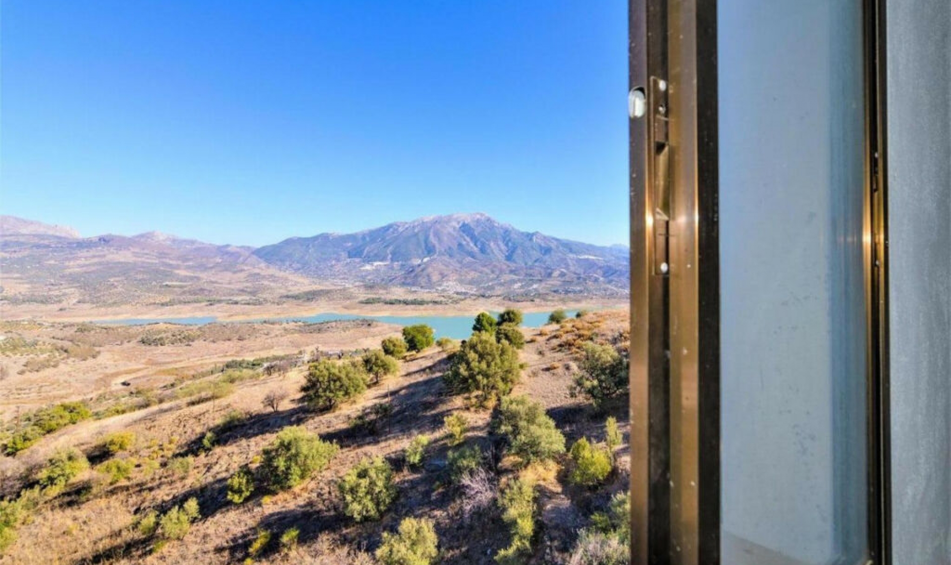 Resale - House -
La Viñuela