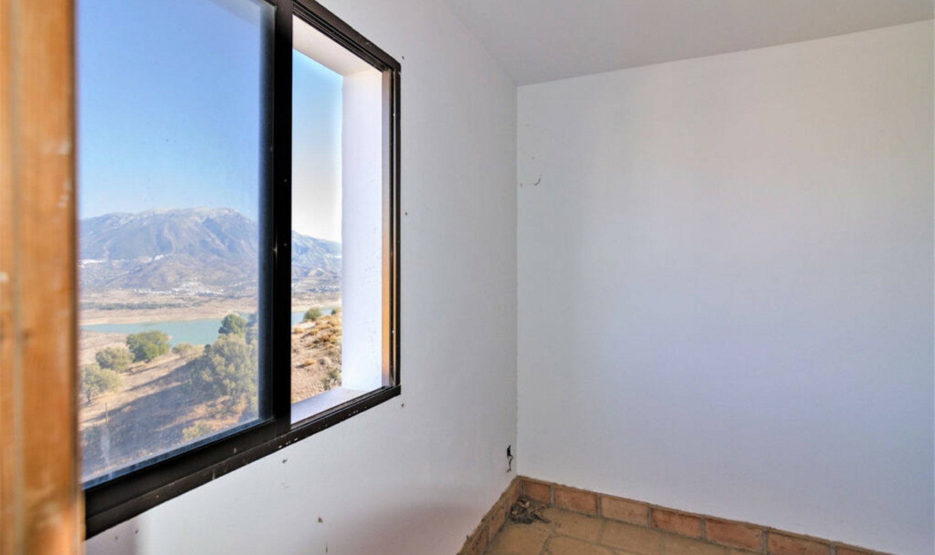 Resale - House -
La Viñuela