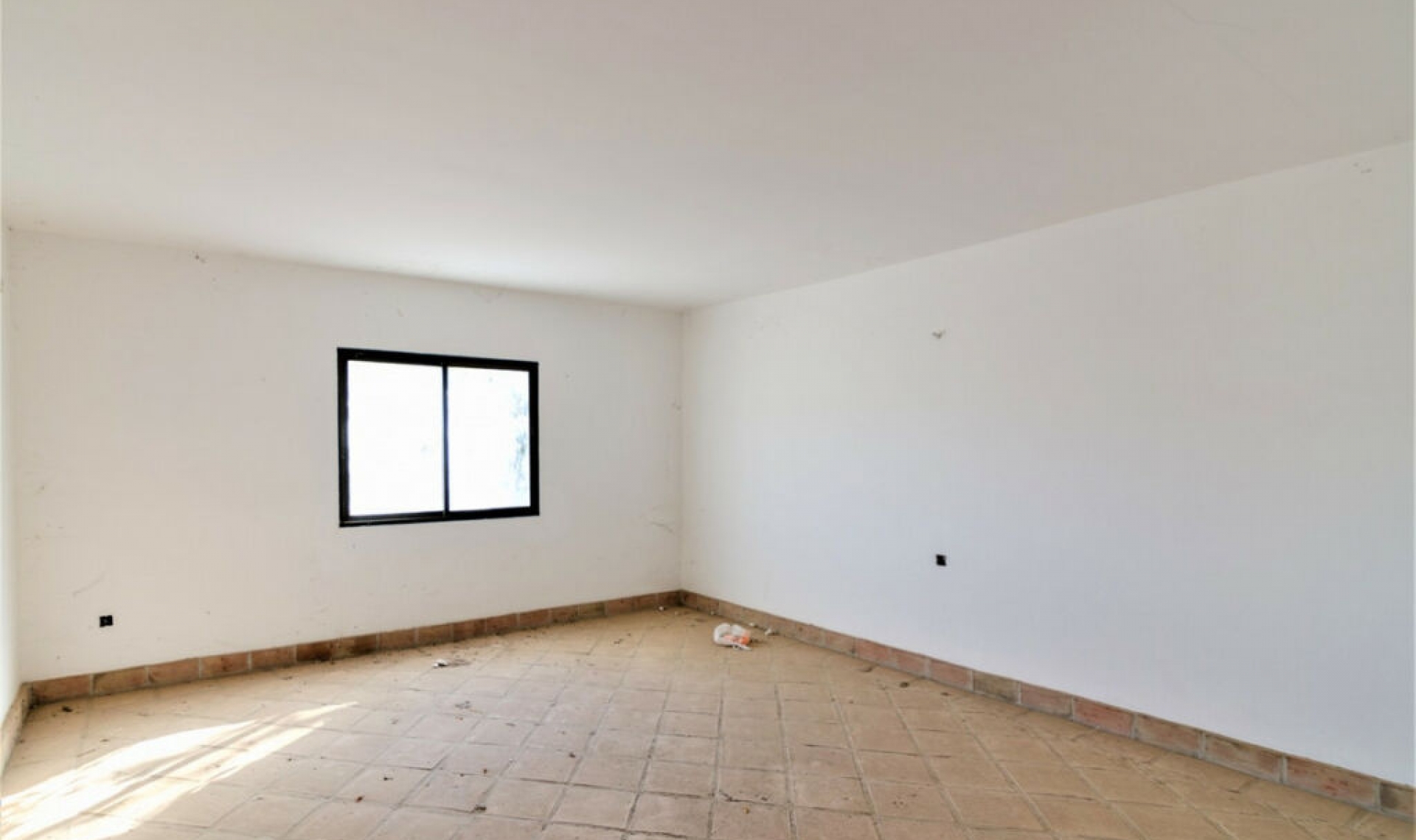 Resale - House -
La Viñuela