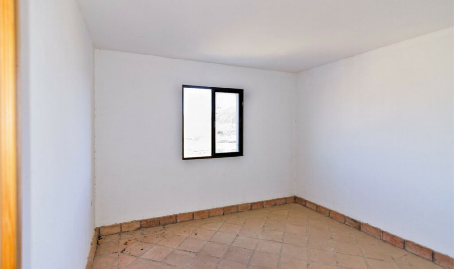 Resale - House -
La Viñuela