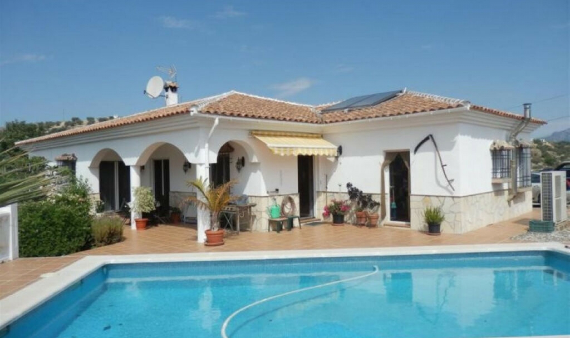 Resale - House -
La Viñuela