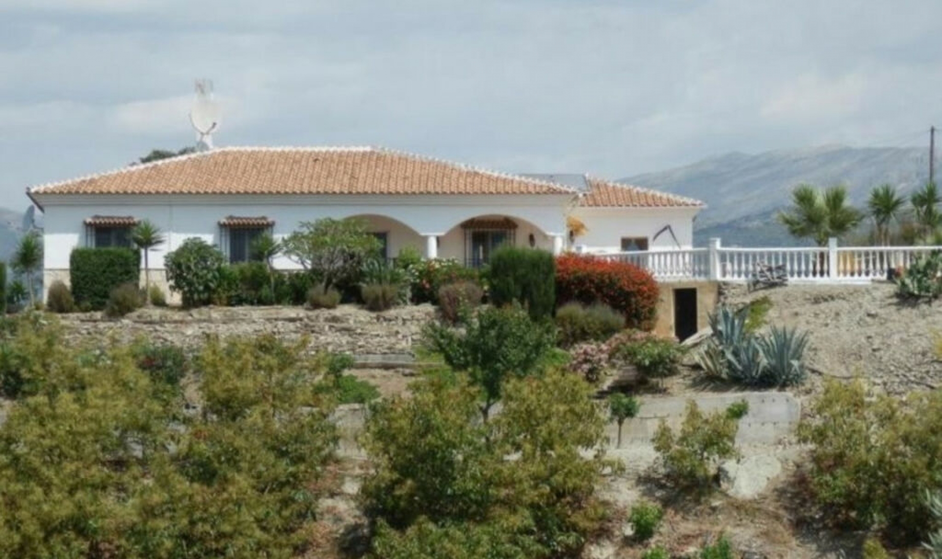 Resale - House -
La Viñuela