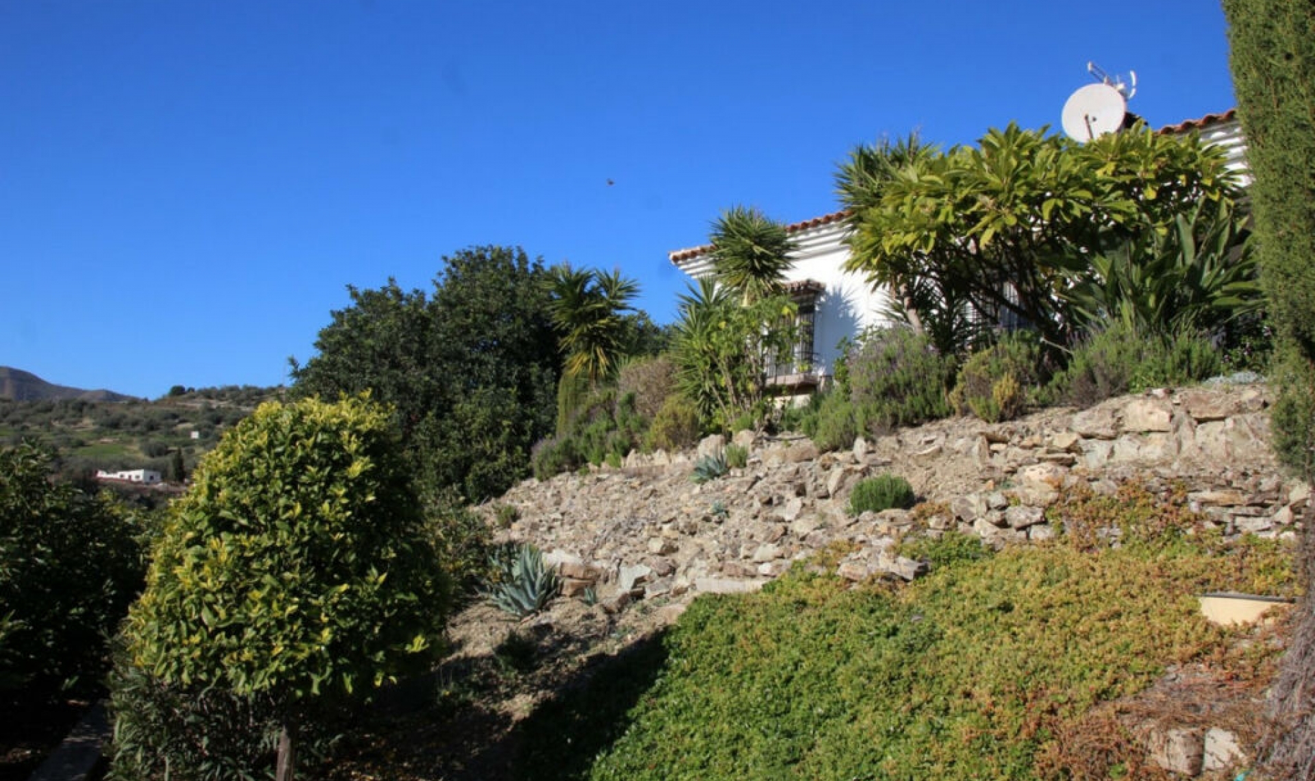 Resale - House -
La Viñuela