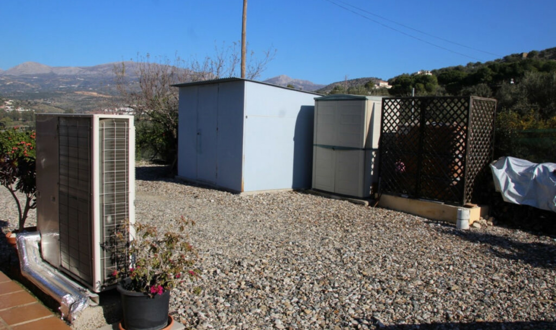 Resale - House -
La Viñuela