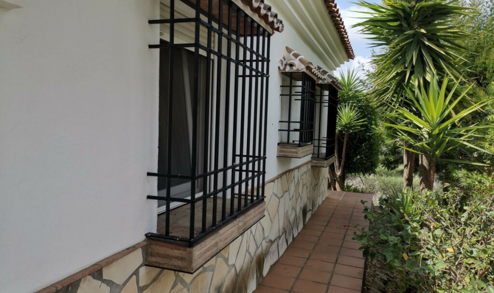 Resale - House -
La Viñuela