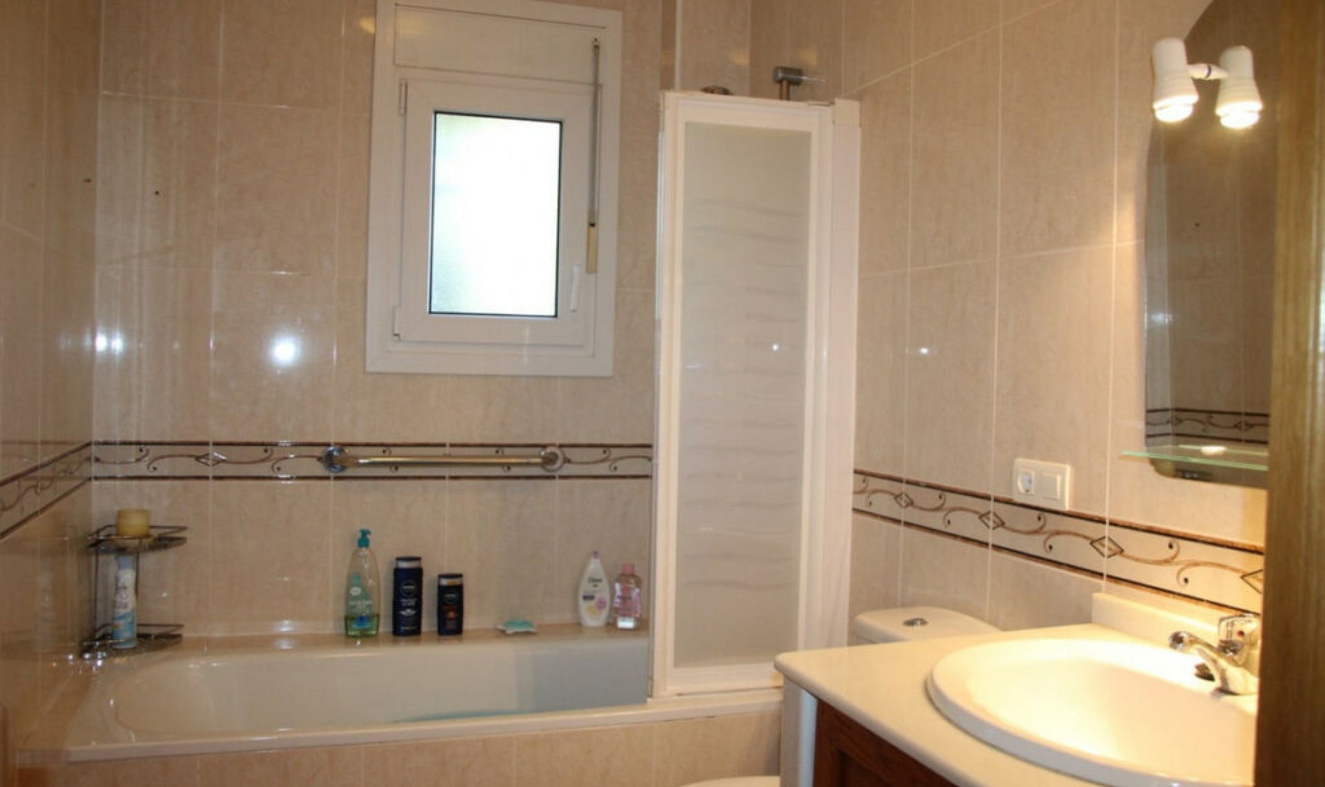 Resale - House -
La Viñuela