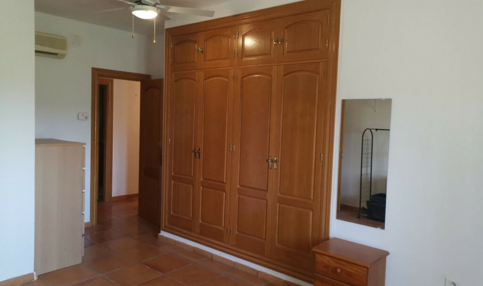 Resale - House -
La Viñuela