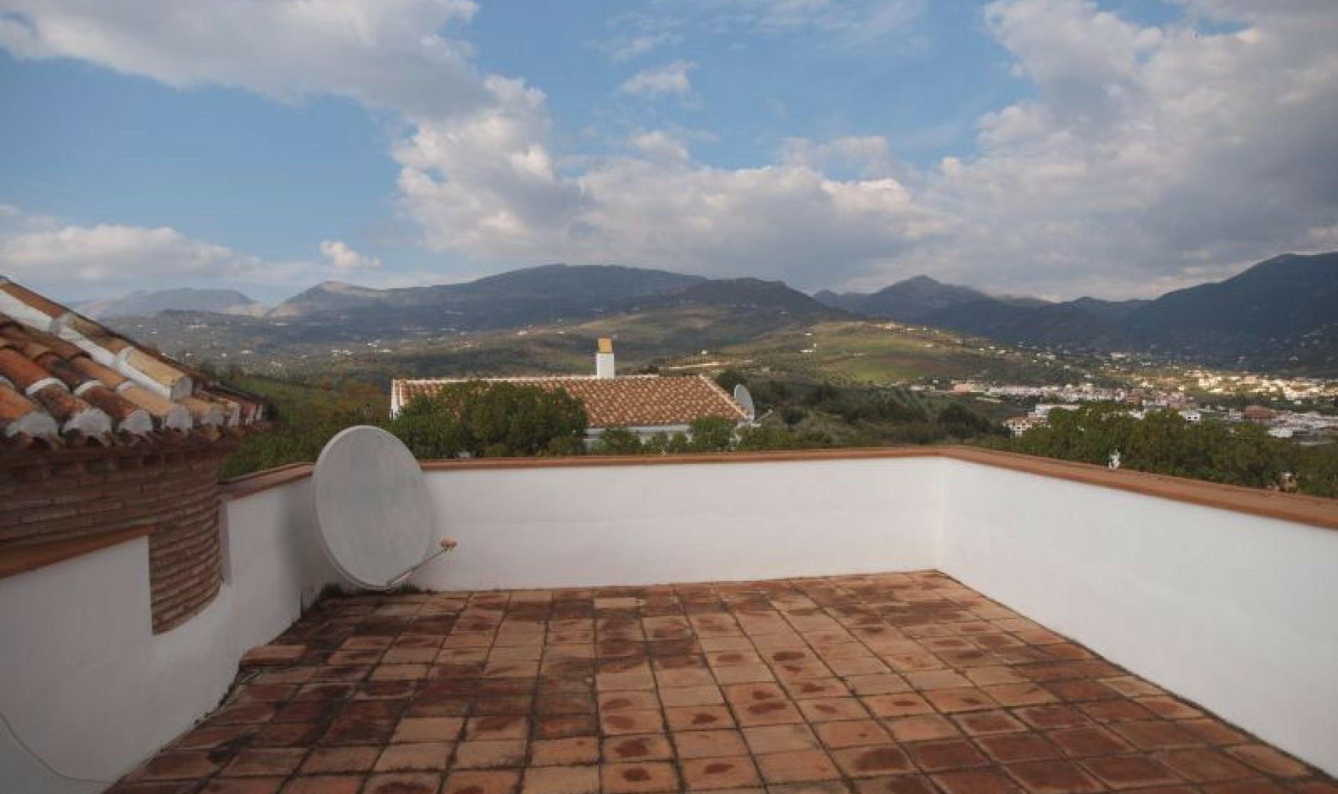 Resale - House -
La Viñuela