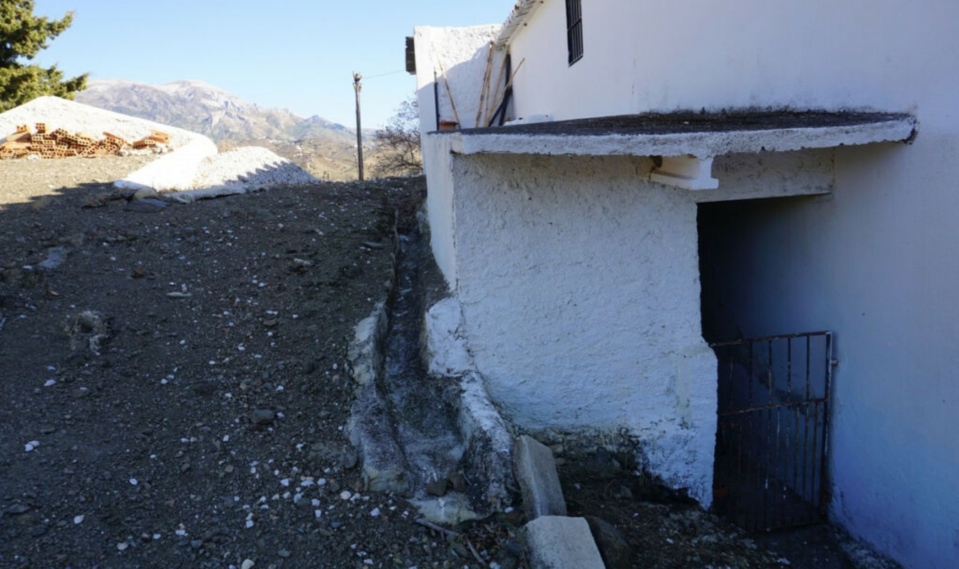 Resale - House -
La Viñuela