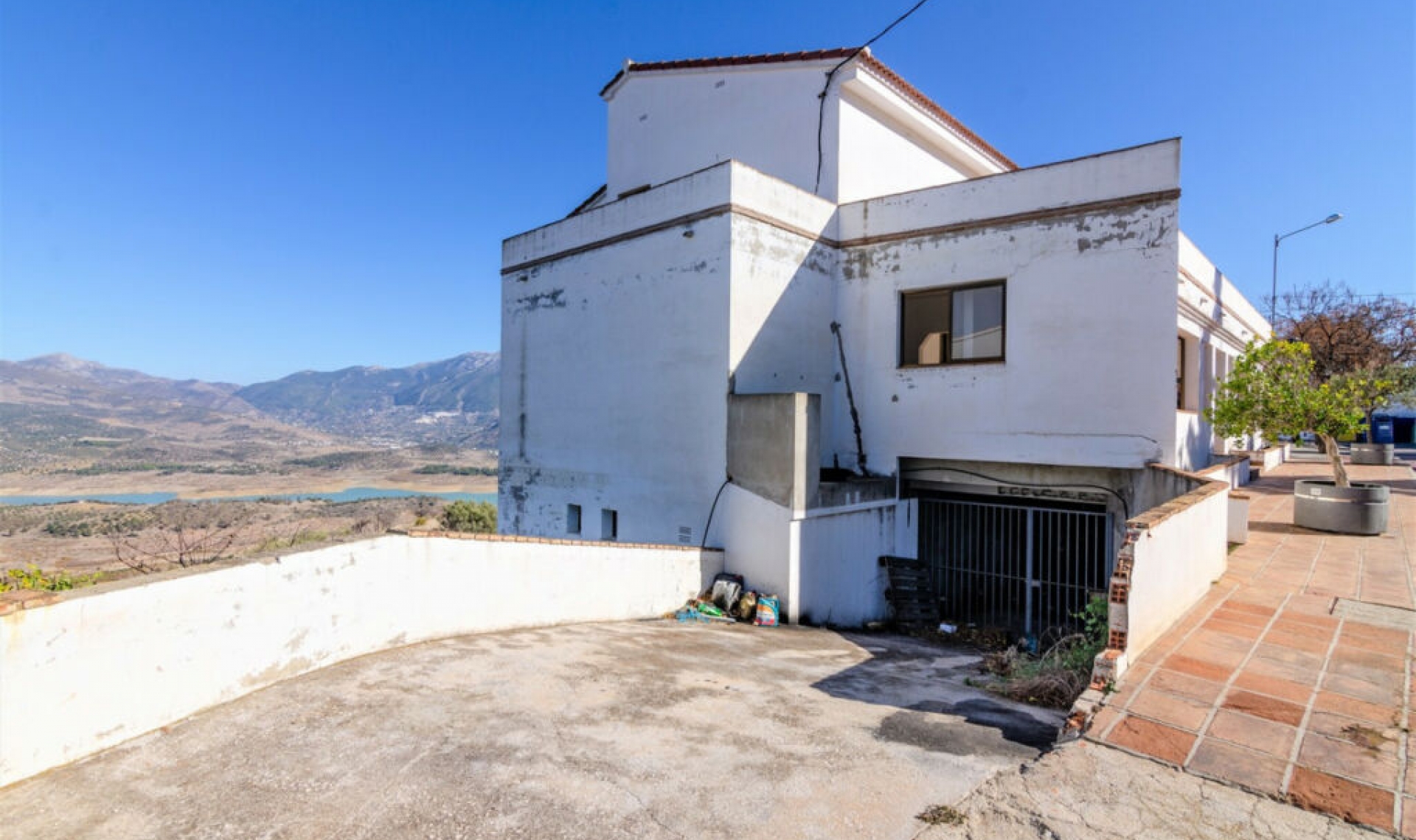 Resale - House -
La Viñuela