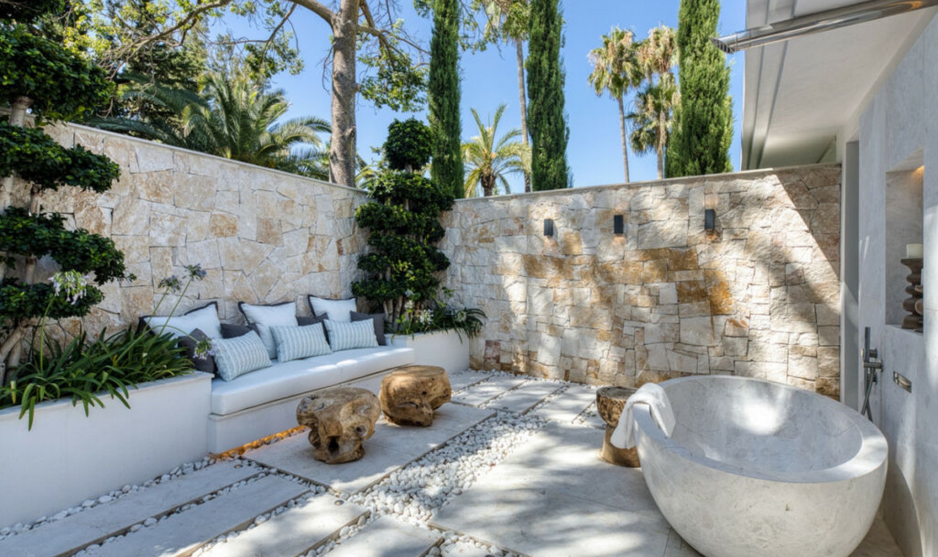 Resale - House -
Las Brisas
