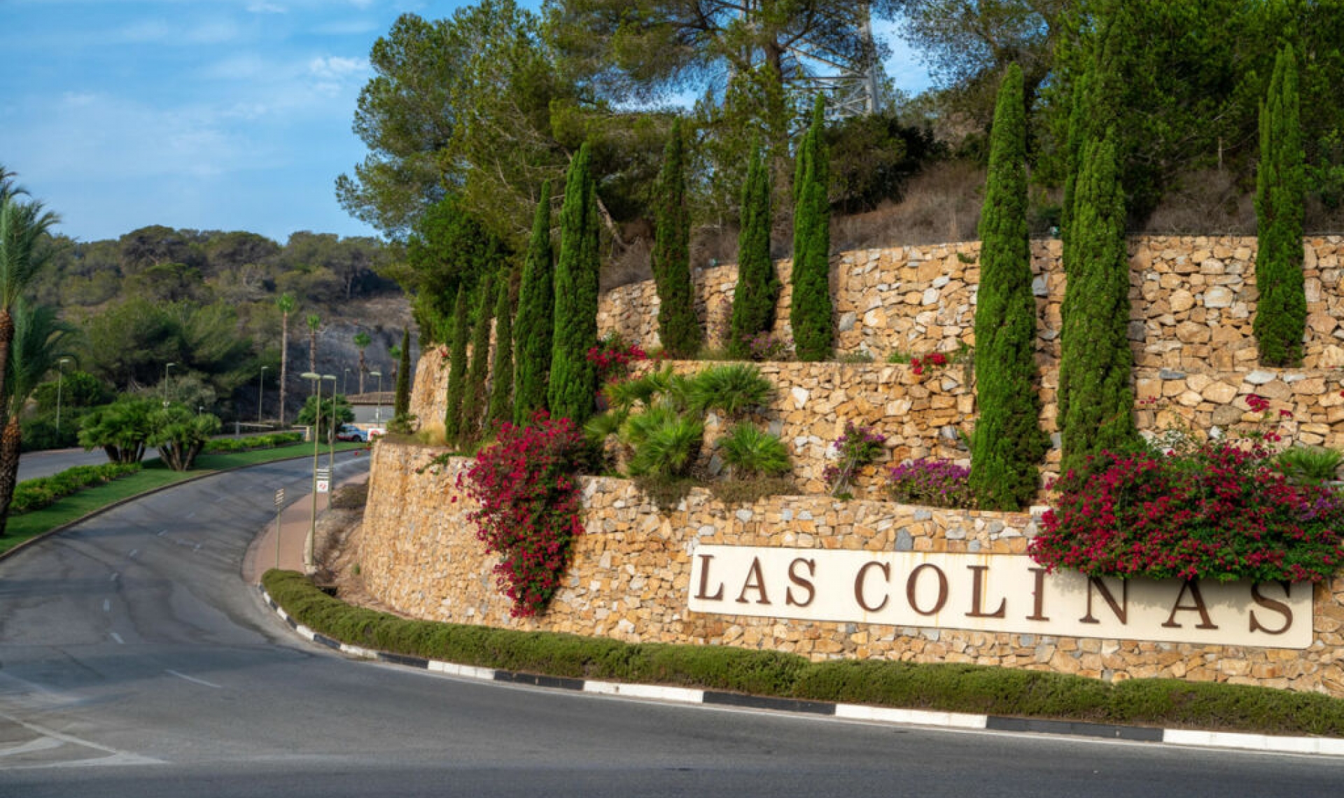 Resale - House -
Las Colinas Golf