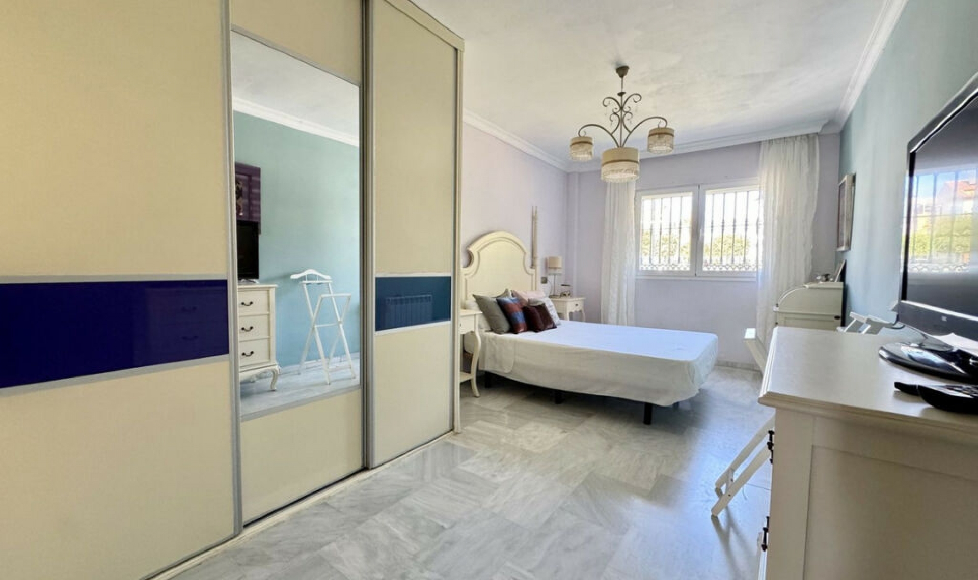 Resale - House -
Las Lagunas