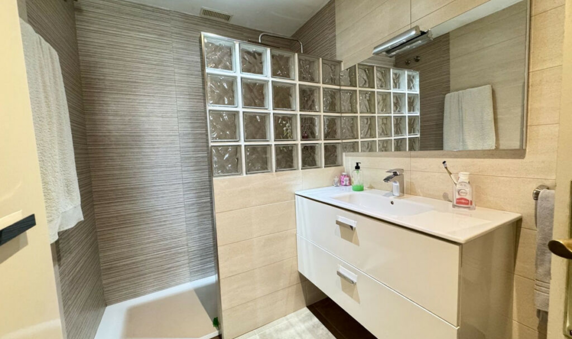 Resale - House -
Las Lagunas