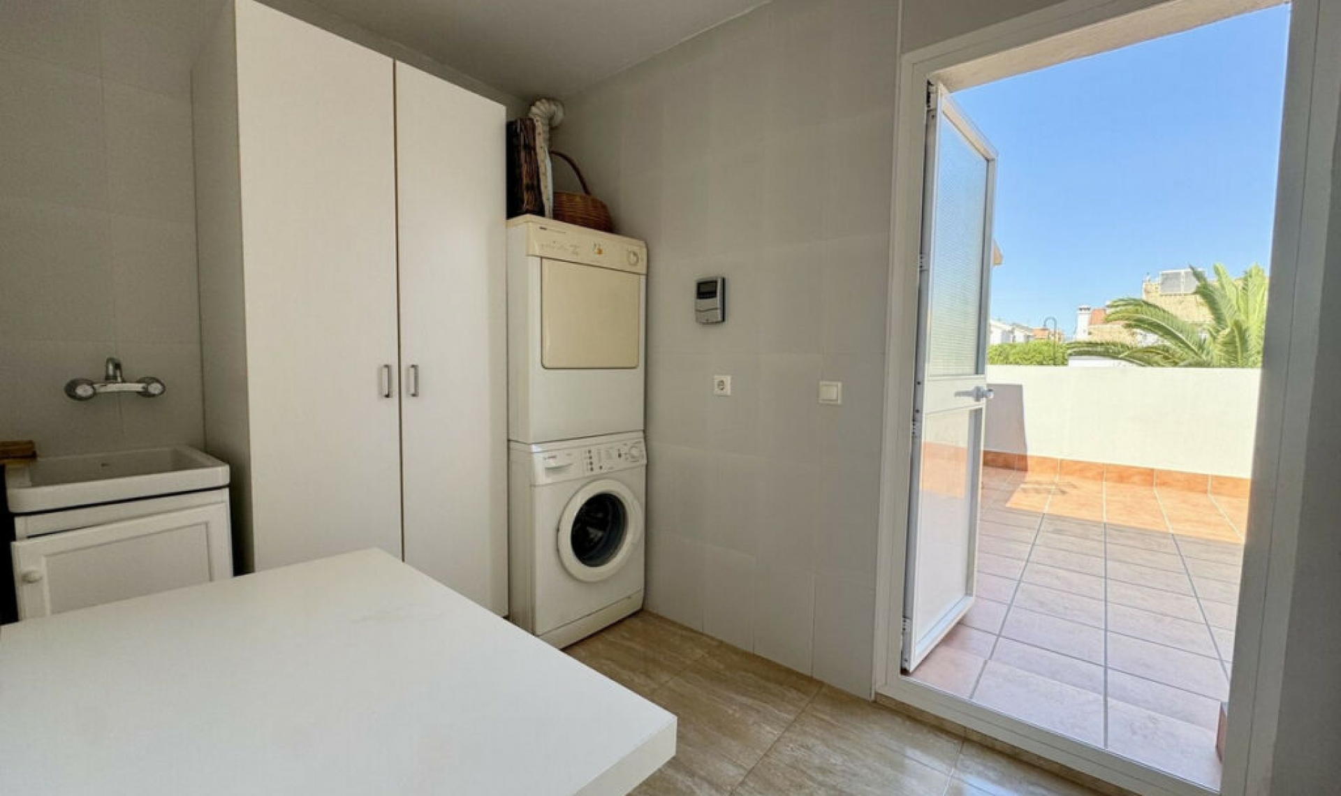 Resale - House -
Las Lagunas