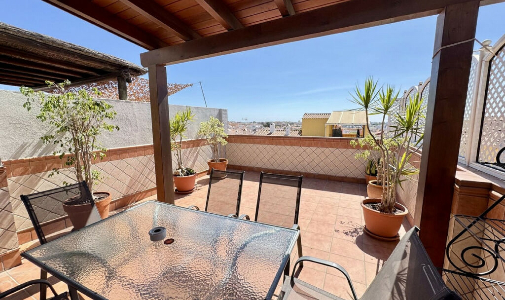 Resale - House -
Las Lagunas