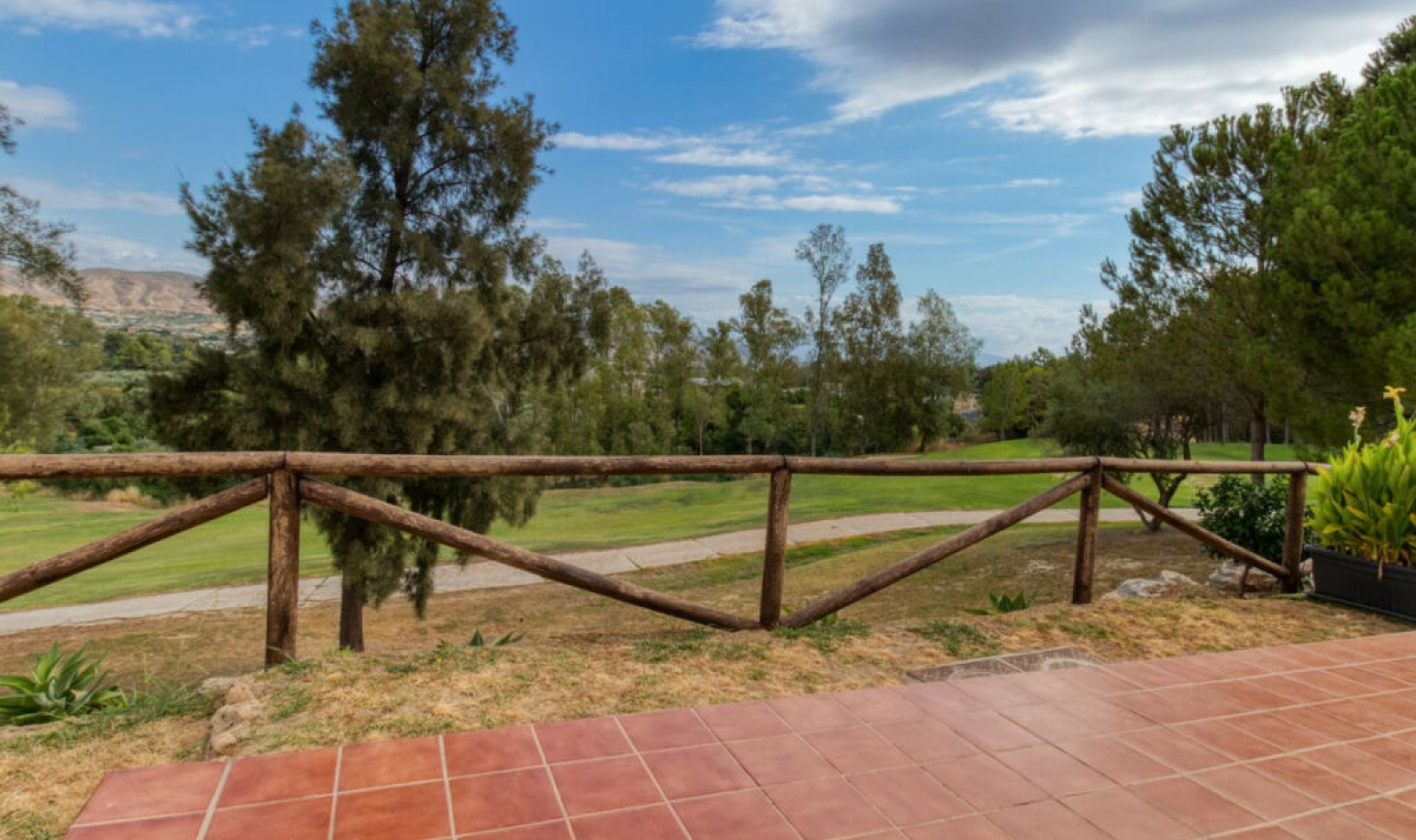 Resale - House -
Lauro Golf