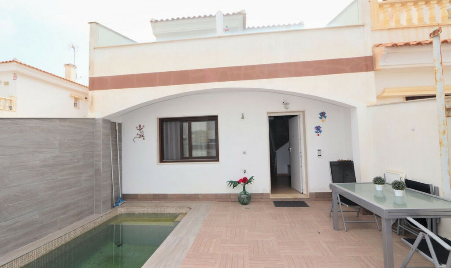 Resale - House -
Lo Pagan