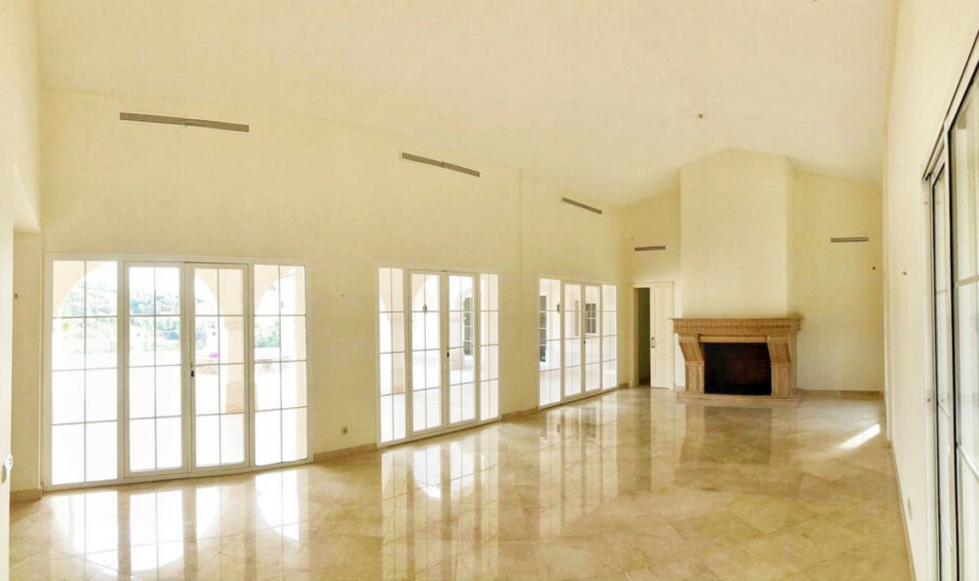 Resale - House -
Los Arqueros