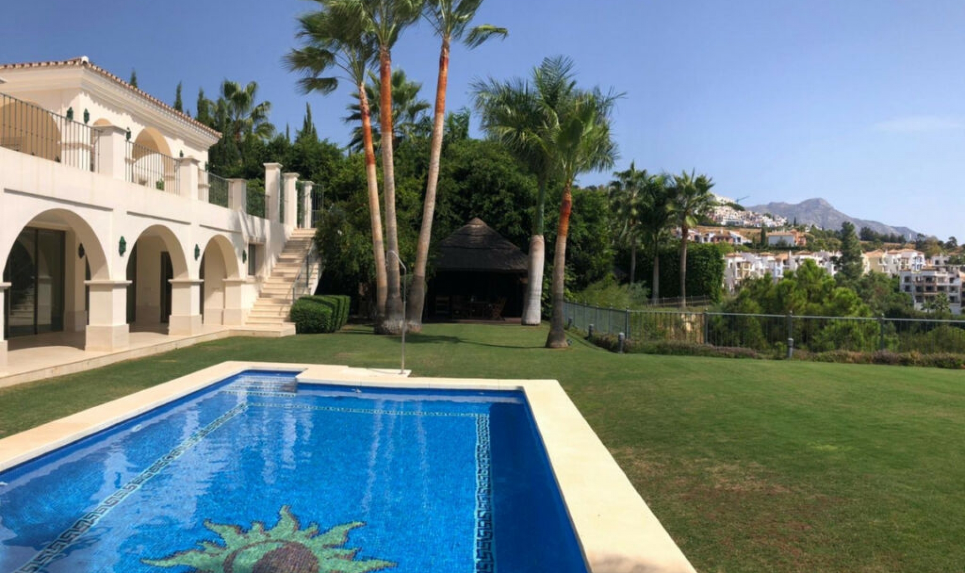 Resale - House -
Los Arqueros