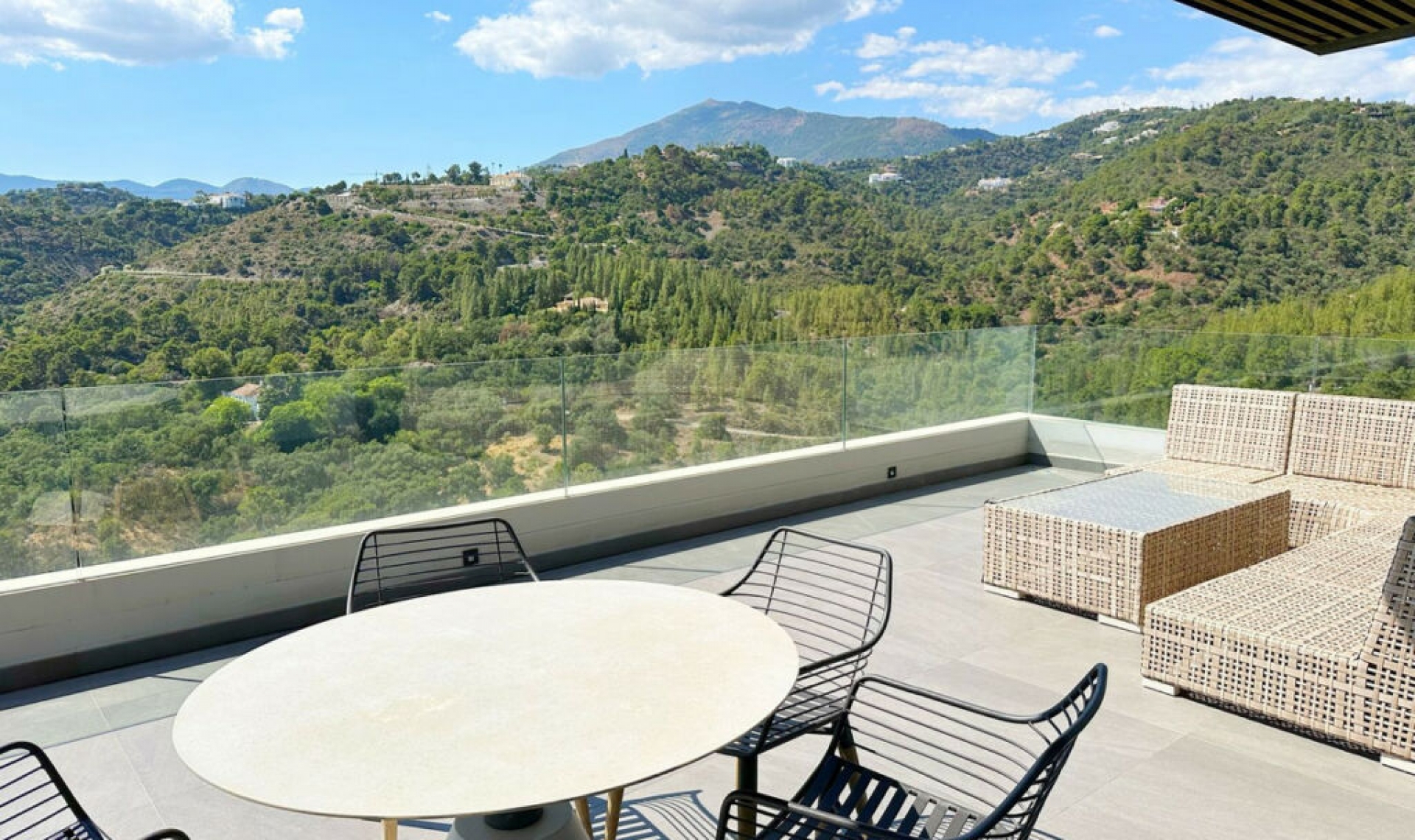 Resale - House -
Los Arqueros