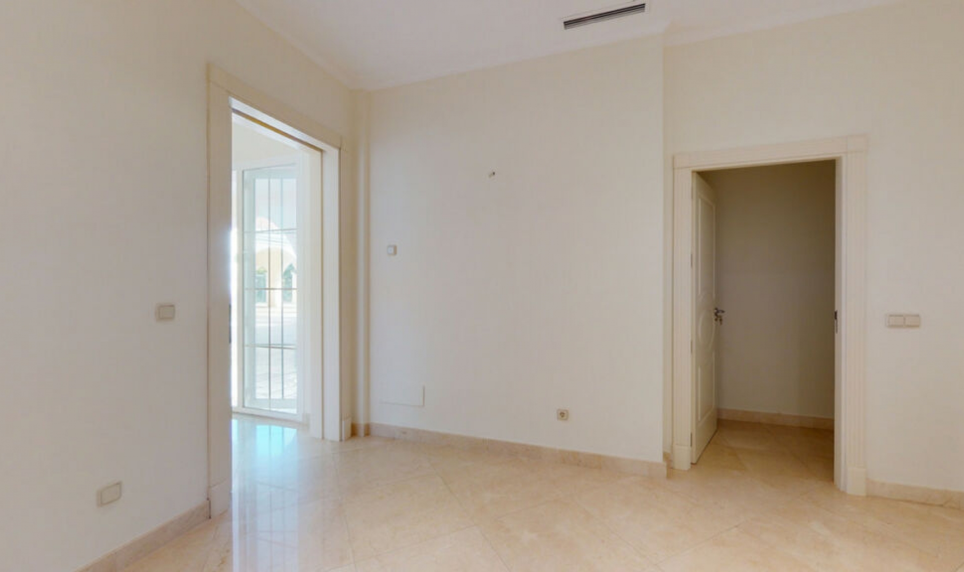 Resale - House -
Los Arqueros