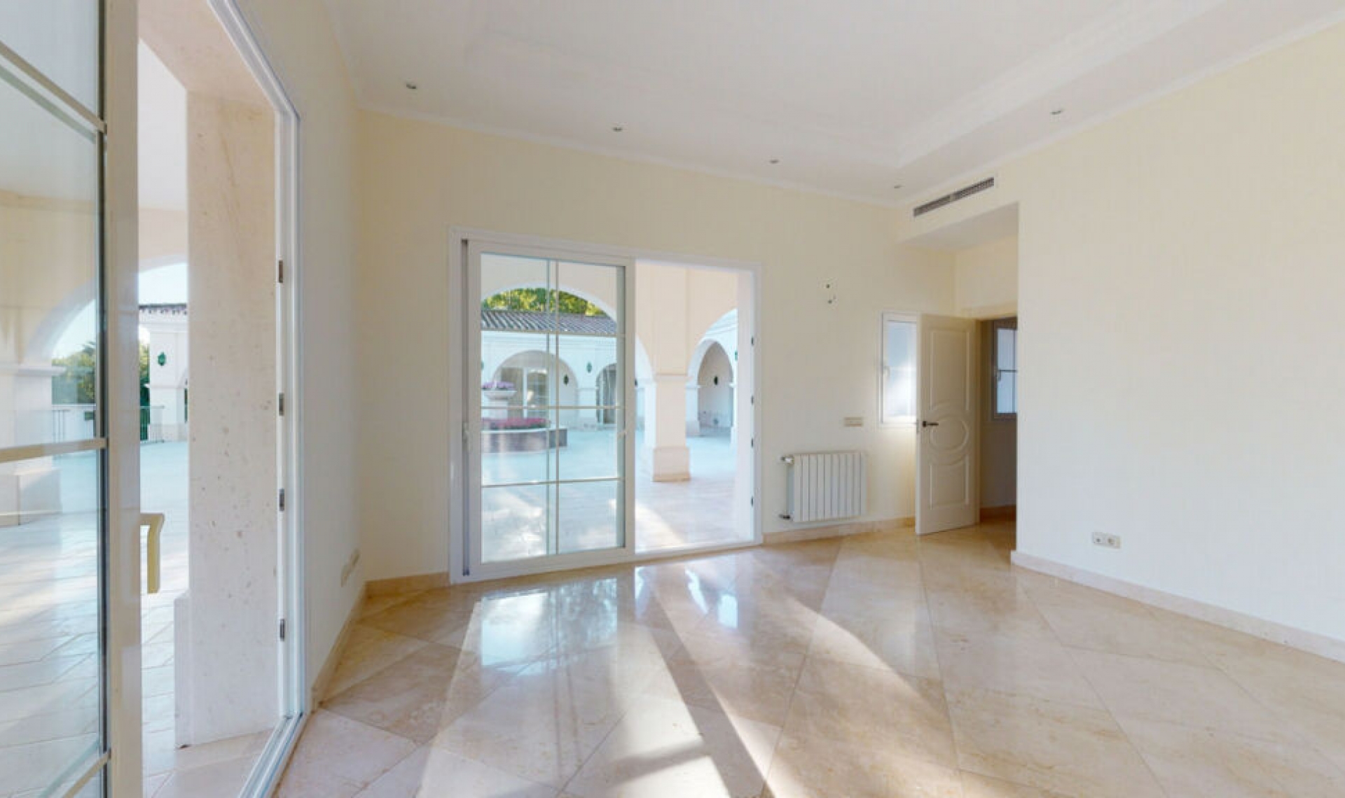 Resale - House -
Los Arqueros