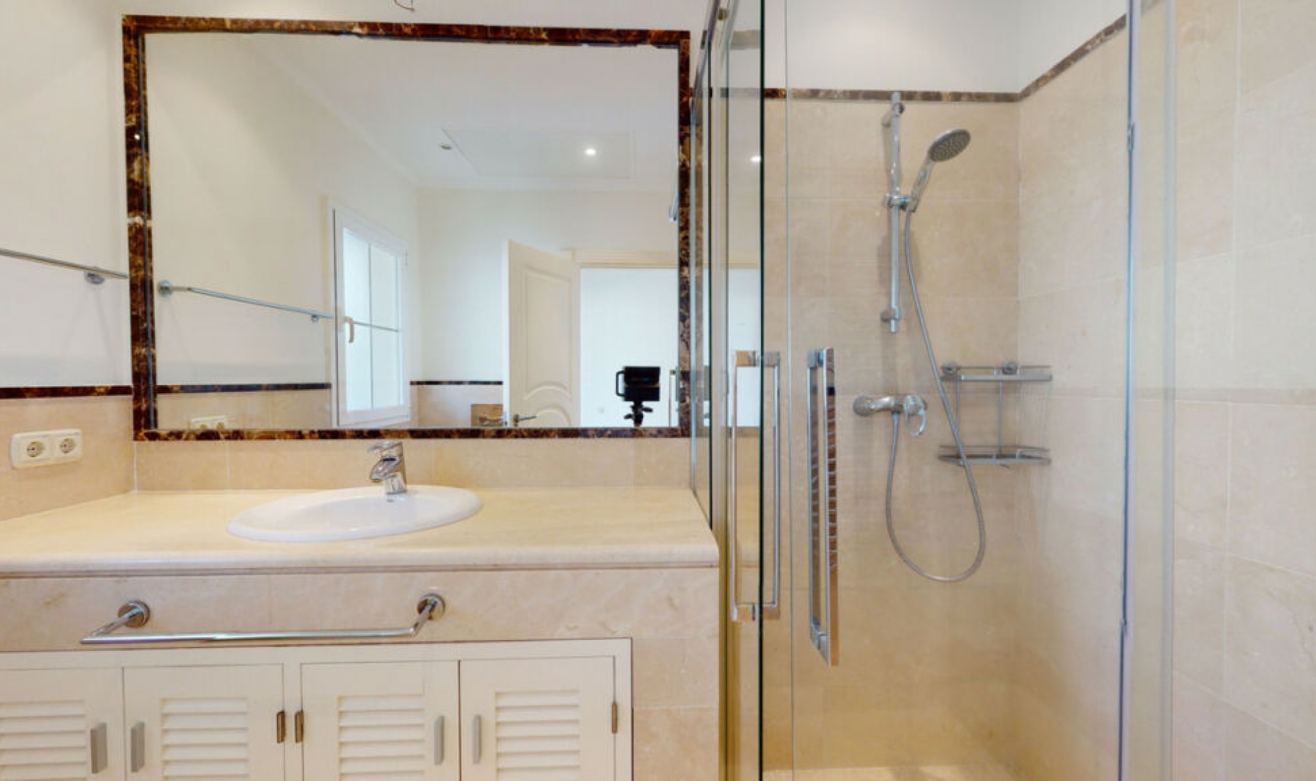 Resale - House -
Los Arqueros