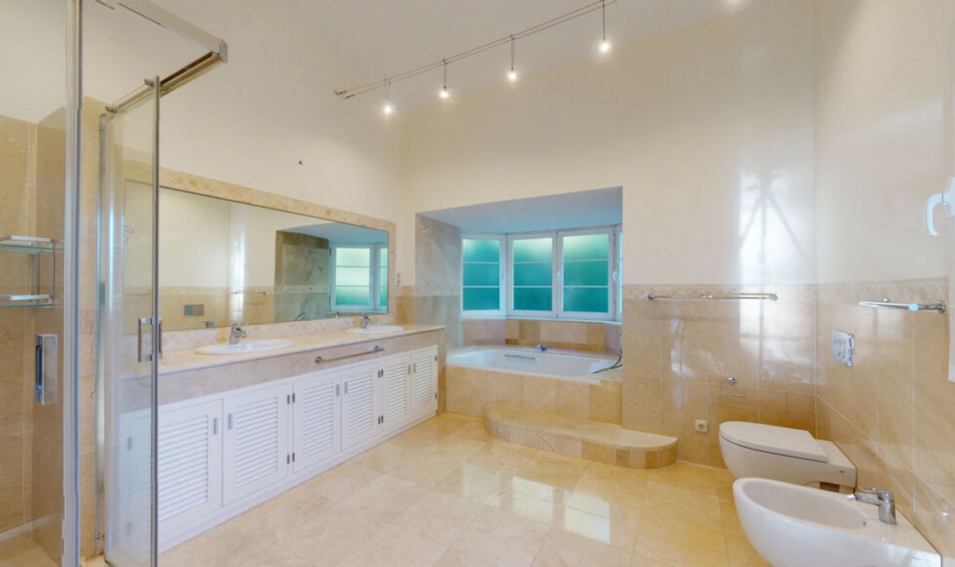 Resale - House -
Los Arqueros