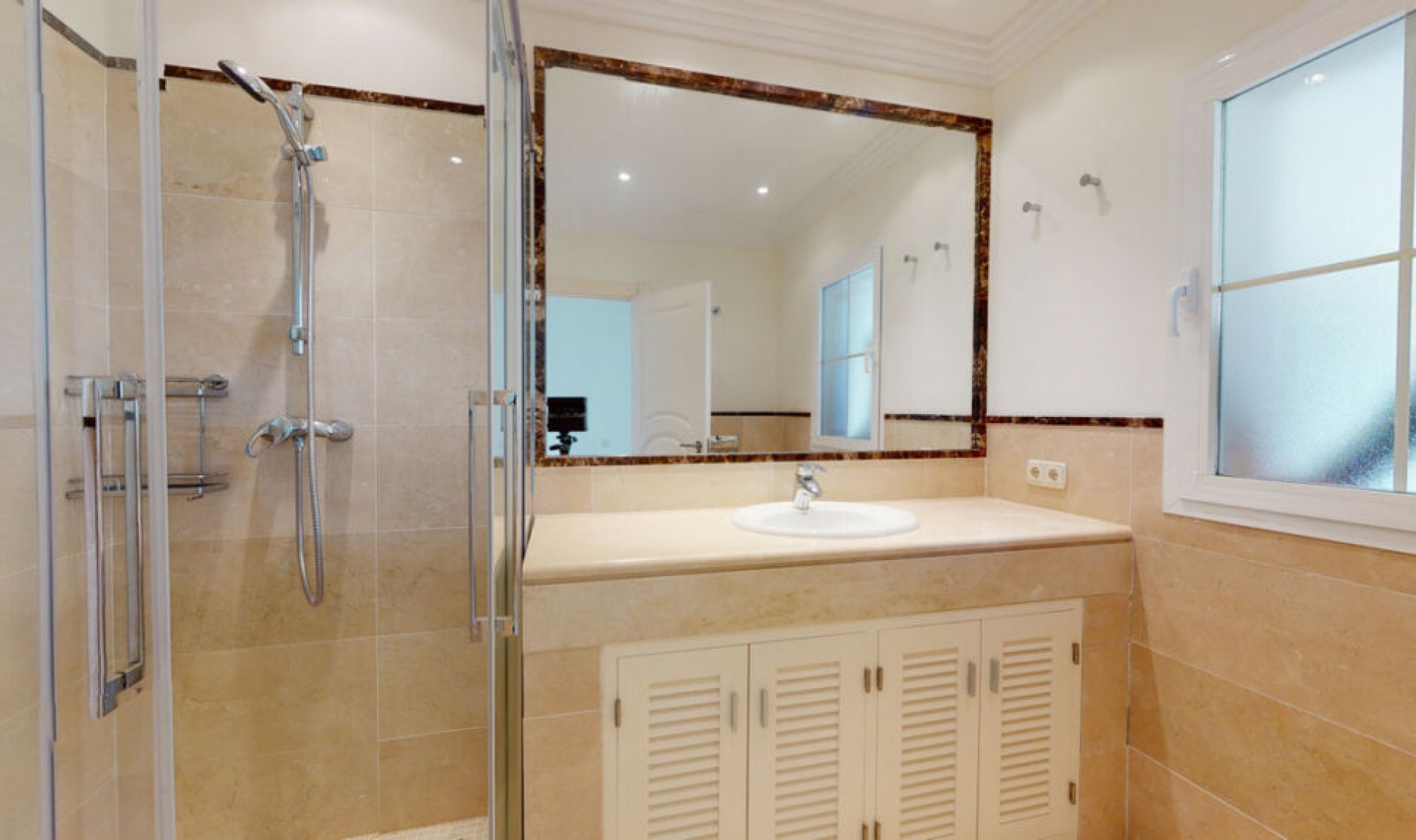 Resale - House -
Los Arqueros