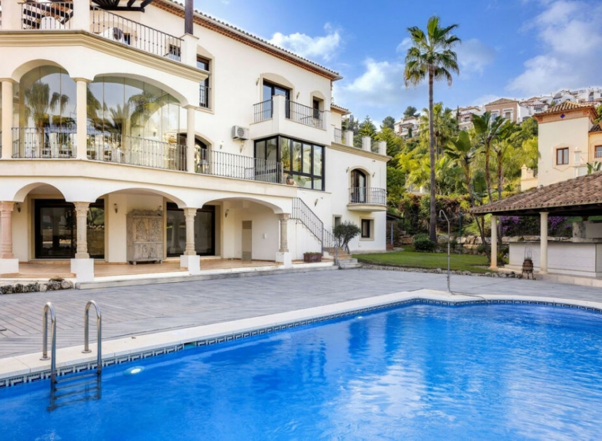 Resale - House -
Los Arqueros