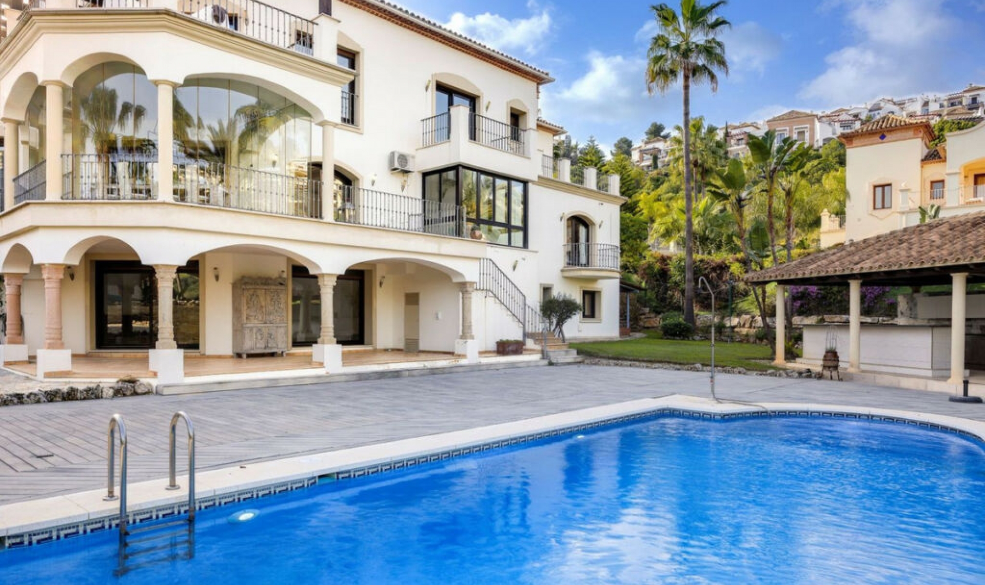 Resale - House -
Los Arqueros