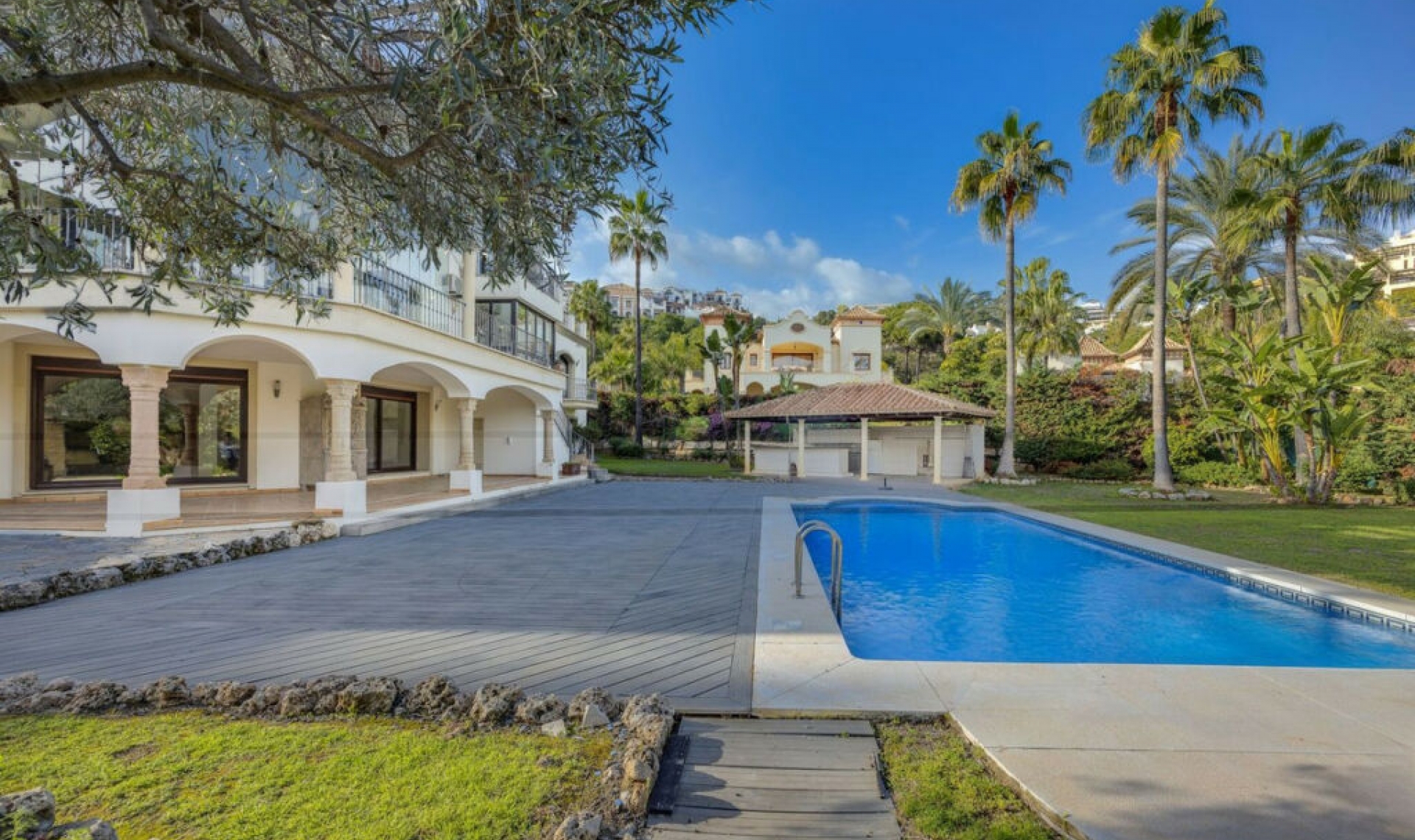 Resale - House -
Los Arqueros