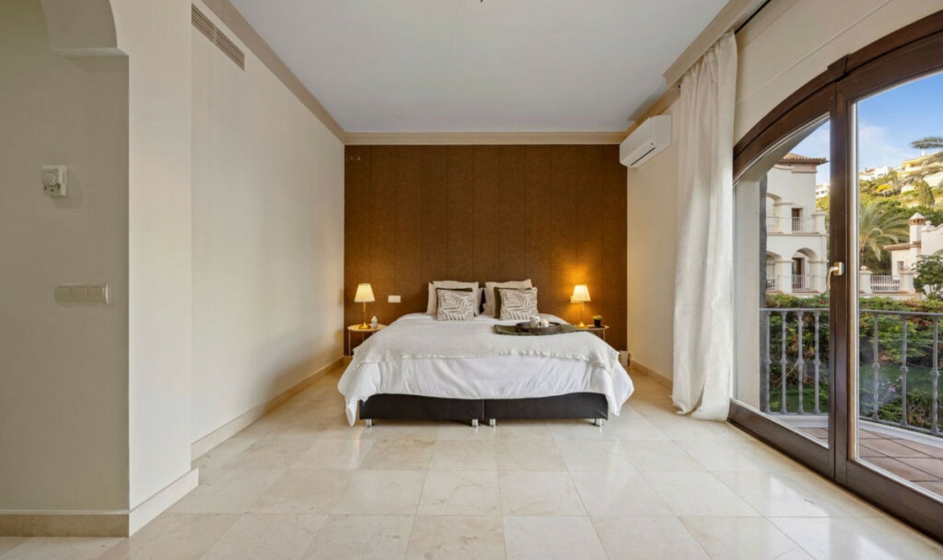 Resale - House -
Los Arqueros