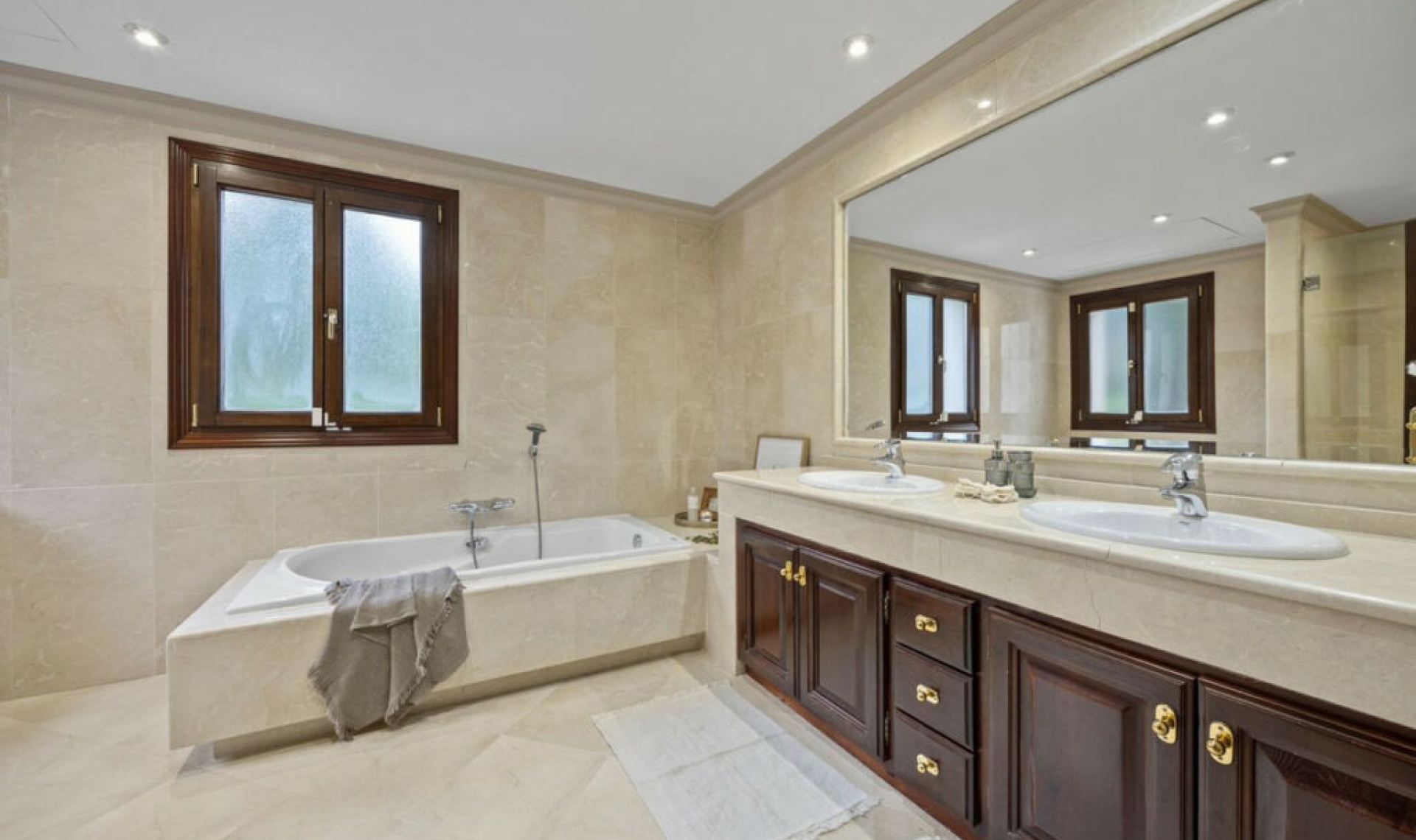 Resale - House -
Los Arqueros