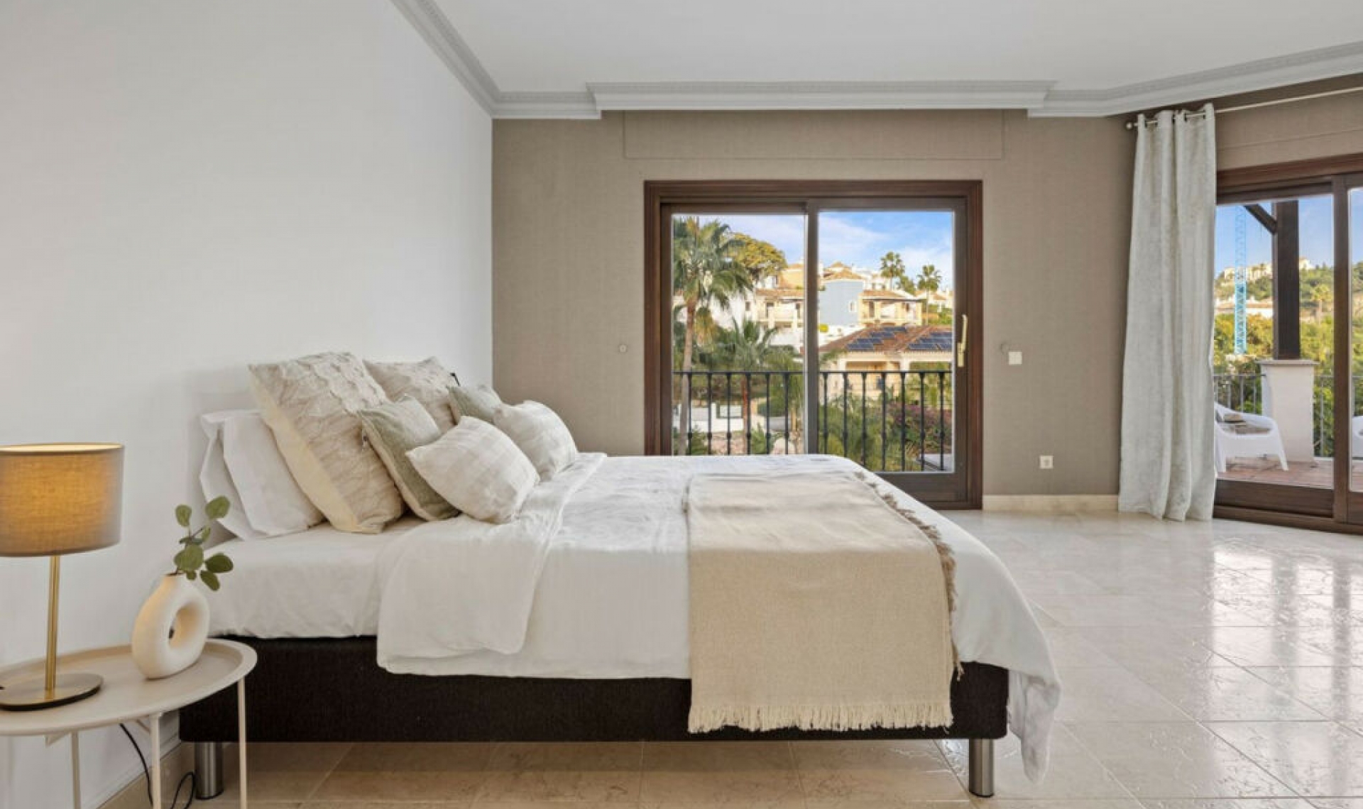 Resale - House -
Los Arqueros