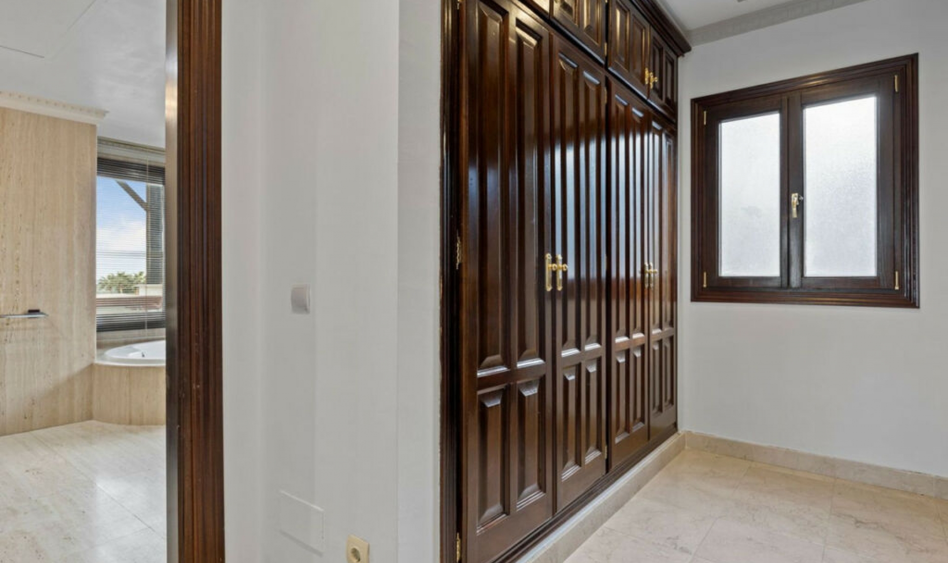 Resale - House -
Los Arqueros